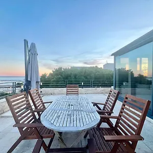 Appartement Sea And Mountain Views From Your Rooftop !, Saint-Laurent-du-Var